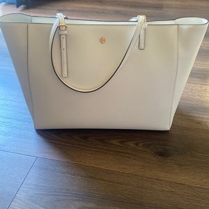 ✨💜🌺BRAND NEW W/ TAG✨💜🌺Tory Burch Emerson Large Tote